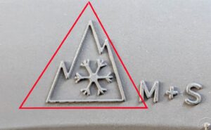 Was bedeutet das rot gekennzeichnete Symbol auf dem Reifen?
